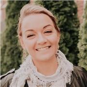 Cours de Yoga Vinyasa, yoga prénatal et postnatal, récupération pour les sportifs, techniques de médiation. Ancienne sportive prof